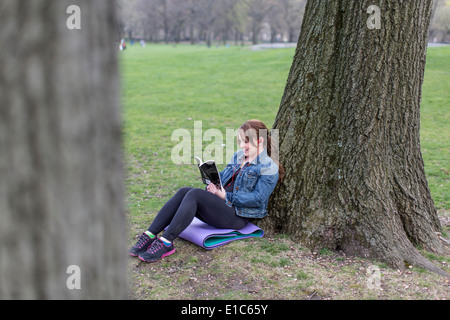 Eine junge Frau im Central Park. Stockfoto