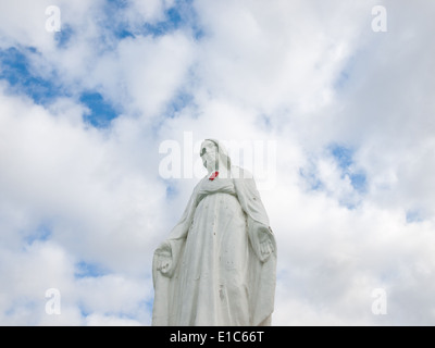 Eine "Heiligsten Herzen Jesu" Statue wacht über Marsaxlokk Hafen in Marsaxlokk, Malta. Stockfoto