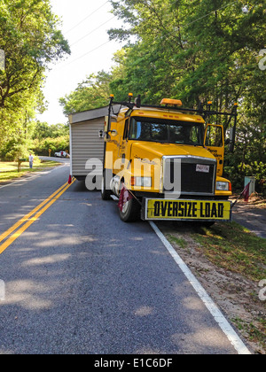 Ein Mobilheim auf einer einspurigen Landstraße im ländlichen USA gezogen wird Stockfoto