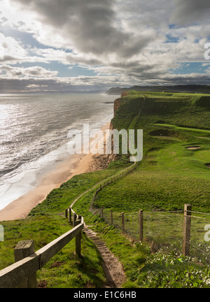 Jurassic Coast, West Bay, Dorset, England, UK - Top Felsenweg entlang der Landzunge Stockfoto