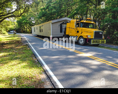 Ein Mobilheim auf einer einspurigen Landstraße im ländlichen USA gezogen wird Stockfoto