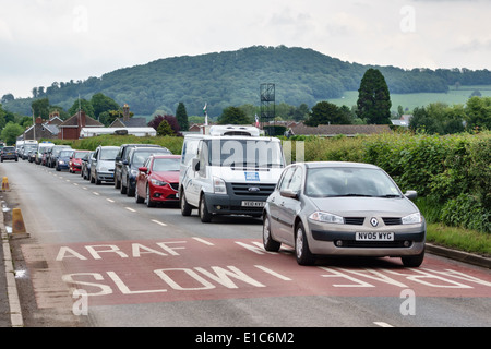 Eine lange Schlange von Verkehr in Richtung 2014 Hay Festival of Literature, Hay-on-Wye, UK Stockfoto