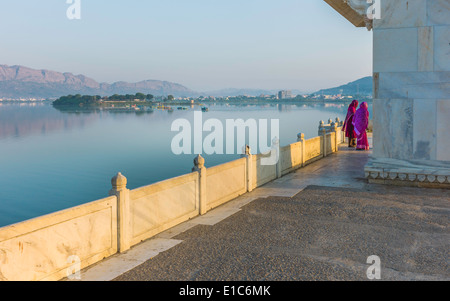 Zwei Frauen Promenade entlang Anasagar See am frühen Morgen des 23. Oktober 2011 in Ajmer, Rajasthan, Indien. Stockfoto