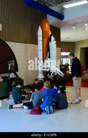 Studenten studieren Pathfinder Orbiter Shuttle uns Raum und Rocket Center Huntsville Alabama AL NASA Stockfoto