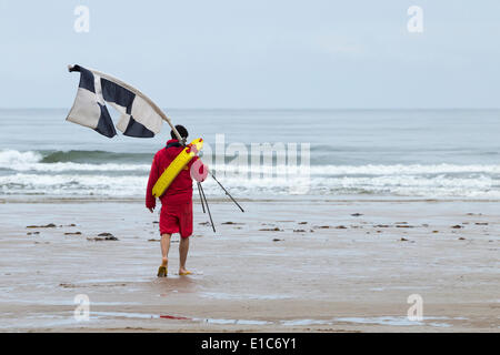 Saltburn von Meer, North Yorkshire, England, UK. 30. Mai 2014. Ein ruhiger Tag im Büro für diese Rettungsschwimmer am letzten Tag der Halbzeit als grauer Himmel halten die Massen entfernt. Bildnachweis: ALANDAWSONPHOTOGRAPHY/Alamy Live-Nachrichten Stockfoto