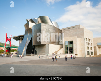 Ein Blick auf das Guggenheim-Museum Bilbao und die umliegenden Gärten. Bilbao, Baskenland, Spanien. Stockfoto