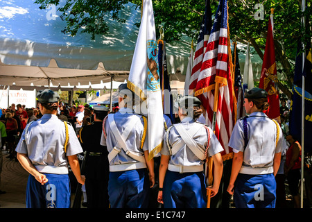 Junge Frauen der Armee High School ROTC im Dienst an der Memorial Day Parade in Sarasota FL Stockfoto