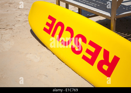 Kleine gelbe Rettungsboot liegt am Sandstrand Stockfoto