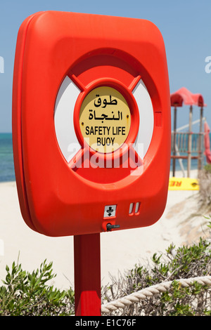 Sicherheit Rettungsring in rot Fall am Strand in Saudi Arabien Stockfoto