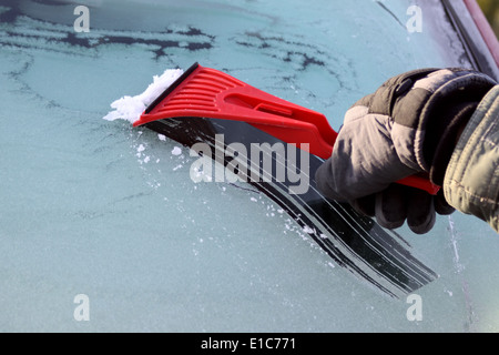 Schaben Eis aus dem Autofenster mit textfreiraum auf der linken Seite Stockfoto