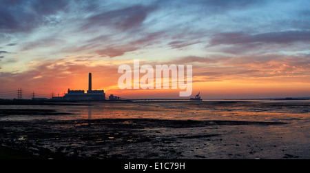 Kingsnorth Kohle betriebenen Kraftwerk bei Sonnenaufgang auf der Hoo Halbinsel Isle of Grain bei Ebbe Stockfoto