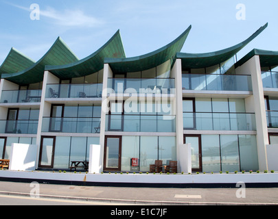 Nautilus Gebäude moderne Wohnungen am Strand von Westward Ho! Nord-Devon UK Stockfoto