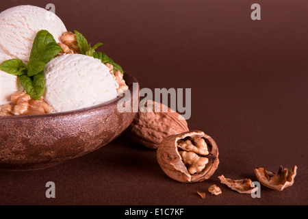 Vanille-Eis-Schüssel mit frischen Walnüssen Stockfoto