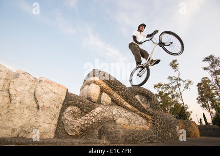 Ein Mann sein Fahrrad tun Versuch an der Chapultepec-Park in Mexiko-Stadt, Mexiko. Stockfoto