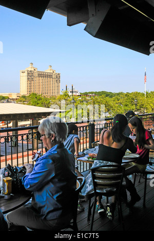 Blick auf das Westin Savannah Harbor Resort vom Fluss St Inn Restaurant Stockfoto