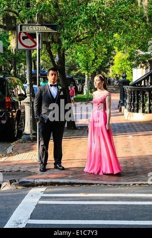 High-School-Abschlussball mit Teen jungen und Mädchen zu Fuß durch die Straßen von Savannah GA Stockfoto