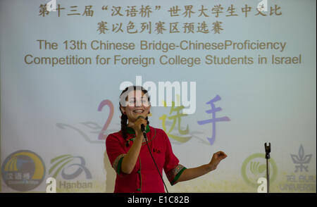 Tel Aviv, Israel. 30. Mai 2014. Miri Shlimak, Student der Universität Tel Aviv, singt ein Lied "Melody of Yimeng Mountain" während des 13. Chinesisch-Brücke-Chinese Proficiency-Wettbewerbs für ausländische Studenten in Israel an der Universität Tel Aviv in Tel Aviv, Israel, am 30. Mai 2014. Der Wettbewerb zog sieben Studenten aus Tel Aviv Universität, der Hebrew University of Jerusalem und Universität Haifa und Miri Shlimak gewann den ersten Platz am Freitag. © Li Rui/Xinhua/Alamy Live-Nachrichten Stockfoto