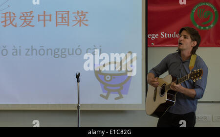 Tel Aviv, Israel. 30. Mai 2014. Barak Glanz, Student der Universität Tel Aviv, singt ein Lied, "Ich liebe chinesisches Essen' während des 13. Chinesisch-Brücke-Chinese Proficiency-Wettbewerbs für ausländische Studenten in Israel an der Universität Tel Aviv in Tel Aviv, Israel, am 30. Mai 2014. Der Wettbewerb zog sieben Studenten aus Tel Aviv Universität, der Hebrew University of Jerusalem und Universität Haifa und Miri Shlimak gewann den ersten Platz am Freitag. © Li Rui/Xinhua/Alamy Live-Nachrichten Stockfoto