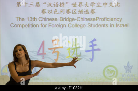 Tel Aviv, Israel. 30. Mai 2014. Mor Winkler, Student der Universität von Haifa, Tänze während des 13. Chinesisch-Brücke-Chinese Proficiency-Wettbewerbs für ausländische Studenten in Israel an der Universität Tel Aviv in Tel Aviv, Israel, am 30. Mai 2014. Der Wettbewerb zog sieben Studenten aus Tel Aviv Universität, der Hebrew University of Jerusalem und Universität Haifa und Miri Shlimak gewann den ersten Platz am Freitag. © Li Rui/Xinhua/Alamy Live-Nachrichten Stockfoto