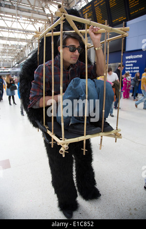 Mann verkleidet in einem verrückten Gorillla Kostüm an der Waterloo Station auf Weg zum Rugby Sevens Turnier. London, UK. Stockfoto