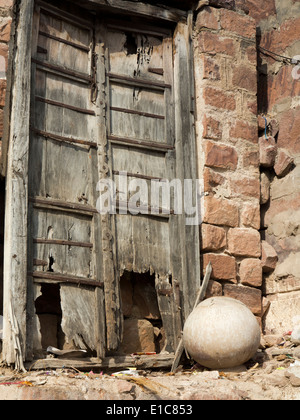 Indien, Rajasthan, Jodhpur, urban Decay, alten verrottenden Haustür neben sphärischen Wassertopf Stockfoto