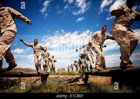 US-Marines vom 1. Bataillon, 11. Marineregiment, 1. Marineabteilung, ich Marine Expeditionary Force Rennen durch eine anvertrauen Stockfoto