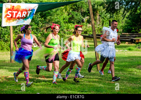 Und sie sind Weg auf die böse Tu-Tu-Hindernislauf Stockfoto