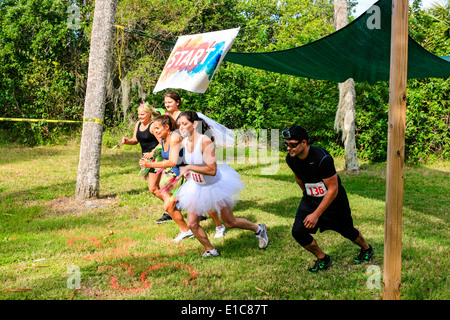 Und sie sind Weg auf die böse Tu-Tu-Hindernislauf Stockfoto