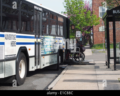 Behinderte Frau Bretter "kniende" Bus, Greenport, New York, USA, 12. Mai 2014 © Katharine Andriotis Stockfoto