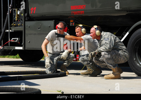 US Air Force Staff Sgt John Brown, Center, Betankung Einheit Mechaniker mit der 115. Kämpfer-Flügel, Wisconsin Air National Gua Stockfoto