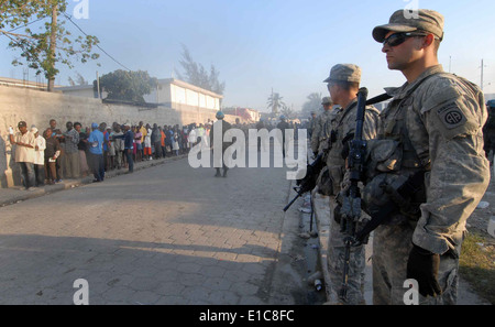 US-Soldaten zugewiesen, der 82. US-Luftlandedivision patrouillieren eine Straße im Cit? Soleil Bezirk von Port-au-Prince, Haiti, Jan. Stockfoto