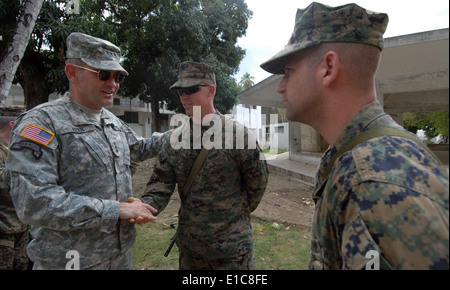 US Armee Generalleutnant p.k. "Ken" scharf, Commander Joint Task Force Haiti besucht mit Marines, die 22. Marine Expedi zugewiesen Stockfoto