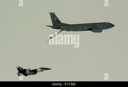 Ein US-Air Force f-16 Aggressor Flugzeuge aus der 18. Aggressor Squadron Eielson Air Force Base, Alaska, leitet Luft refue Stockfoto