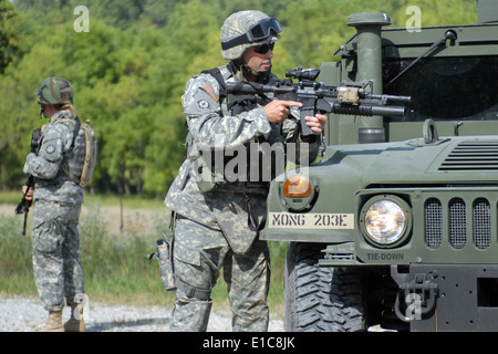 US Army Staff Sgt. Tyler King sorgt für Sicherheit im Fahrzeug Verwertungsverfahren training im Camp Crowder in Neosho, Mo, A Stockfoto