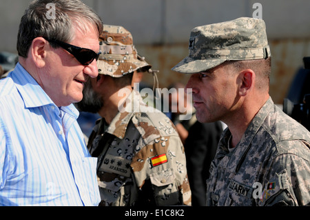 US-Sonderbeauftragten für Afghanistan und Pakistan, Richard Holbrooke trifft sich mit US Armee Oberst William Hager, der Befehl Stockfoto