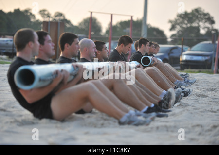 US-Air Force Tactical Air Control Partei Kandidaten von Falcon Flug 87 durchführen Team Sit-ups während ein körperliches Training sess Stockfoto