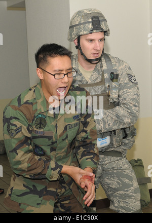 US Air Force Staff Sgt Darrin Donavan, mit 374th Sicherheit Kräfte Squadron, Escort Airman 1st Class Nicholas Trans, Witz Stockfoto