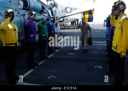 US Navy Regenbogen Seite-Boys machen ehrt, Vice Admiral William E. Gortney, Kommandeur der US Naval Forces Central Command, auf Stockfoto