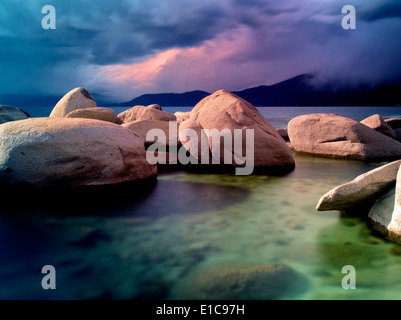 Gewitterwolken und Granitfelsen auf der Ostseite des Lake Tahoe, Nevada Stockfoto