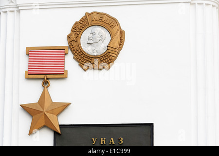 City-Ehre-Board mit Lenin-Orden & Gold Sterne-Medaille, Nachimow Square, Sewastopol, Krim, Russland Stockfoto