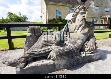 Die Statue des alten Vater Themse neben Johanniskraut Schleuse in Lechlade, Gloucestershire UK Stockfoto