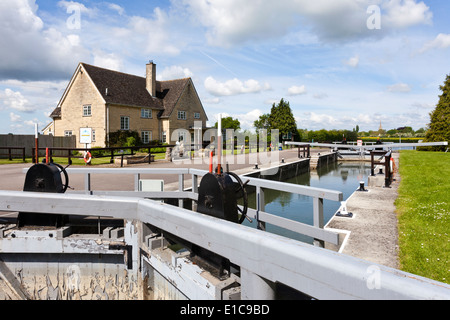 St Johns Sperre auf der Themse bei Lechlade, Gloucestershire UK Stockfoto