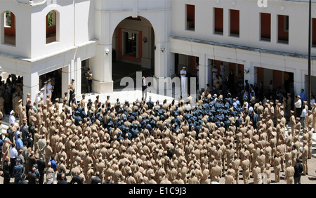 Secretary Of The Navy Ray Mabus spricht während eines alle Hände Anrufs an Naval Support Aktivität Neapel, Italien, 1. Juni 2010. (DoD pho Stockfoto