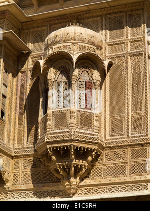 Indien, Jaisalmer, Rajasthan Patwon Ki Haveli geschnitzt Sandstein projizieren Fenster Balkon mit hölzernen Fensterläden Stockfoto