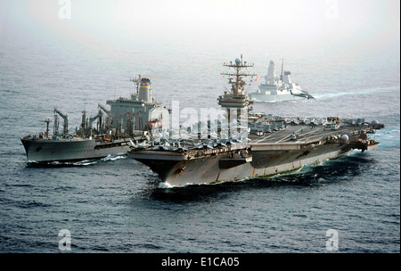 Der Flugzeugträger USS Abraham Lincoln (CVN-72), Vordergrund, beteiligt sich an einem Nachschub auf hoher See mit der Flotte Replenishm Stockfoto