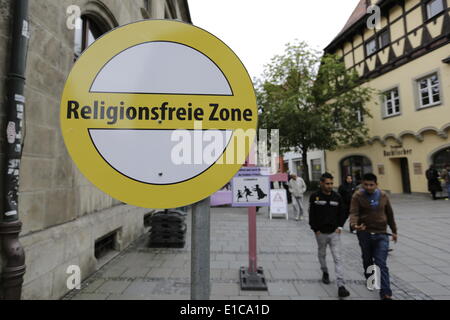 Regensburg, Deutschland. 30. Mai 2014. Ein Schild mit der Aufschrift "Religion Free Zone" ist aus einer atheistischen Gruppe, protestieren gegen die Religion und die römisch-katholische Kirche, klerikale Kindesmissbrauch und Einfluss der Kirche in der Bildung. Verschiedene Gruppen (zwischen Atheisten und konservativen Christen) protestieren bei der 99. Deutscher Katholikentag (Deutsch-katholische Kirche-Kongress). Bildnachweis: Michael Debets/Alamy Live-Nachrichten Stockfoto