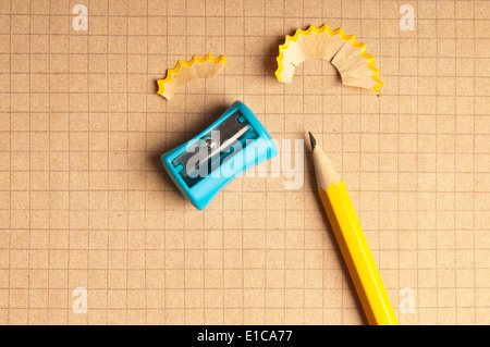 gelbe Bleistift und Anspitzer blau Stockfoto