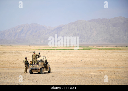 US-Soldaten geben Sicherheit, während Mitglieder von Farah Provincial Reconstruction Team eines Qualitätssicherungs- und Qualit Verhalten Stockfoto