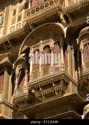 Indien, Rajasthan, Jaisalmer, Patwon Ki Haveli, geschnitzte dekorativ Sandsteinfassade, Fensterläden Stockfoto