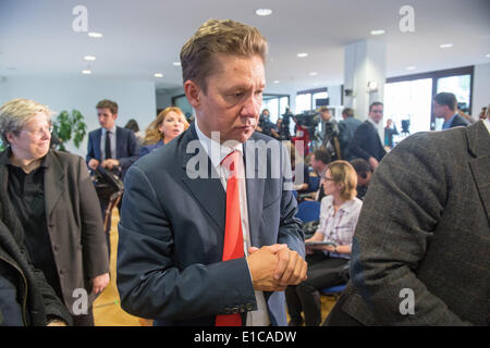 Berlin, Deutschland. 30. Mai 2014. Der Vorsitzende der Gazprom Alexei Borissowitsch Miller (C) nach einer Pressekonferenz nach den Verhandlungen mit der Ukraine in Berlin, Deutschland, 30. Mai 2014. Foto: Maurizio Gambarini/Dpa/Alamy Live News Stockfoto